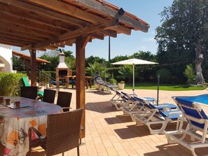 Outdoor dining - Captivating 5-Bed Villa in Albufeira (Albufeira)