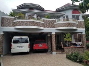 Exterior - 4 bedroom house 15 minutes drive to Villa Escudero (Tiaong)