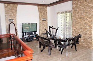 Interior - 4 bedroom house 15 minutes drive to Villa Escudero (Tiaong)