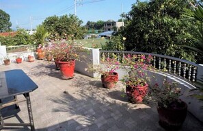 Terrace/patio - 4 bedroom house 15 minutes drive to Villa Escudero (Tiaong)