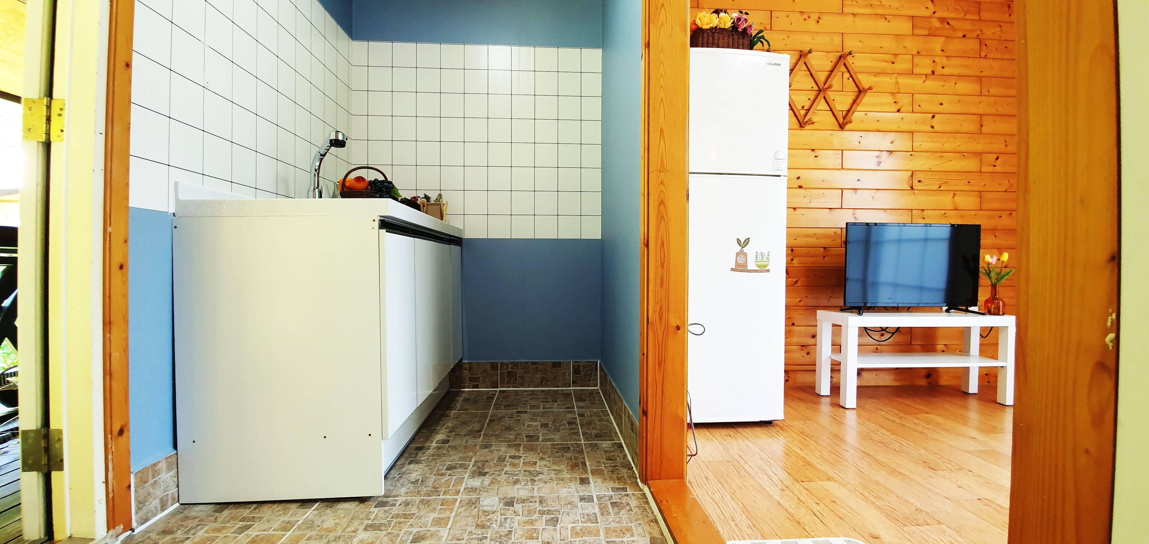 Kamar Standar | Dapur pribadi | Lemari es, microwave, penanak nasi, dan peralatan masak/sendok-piring