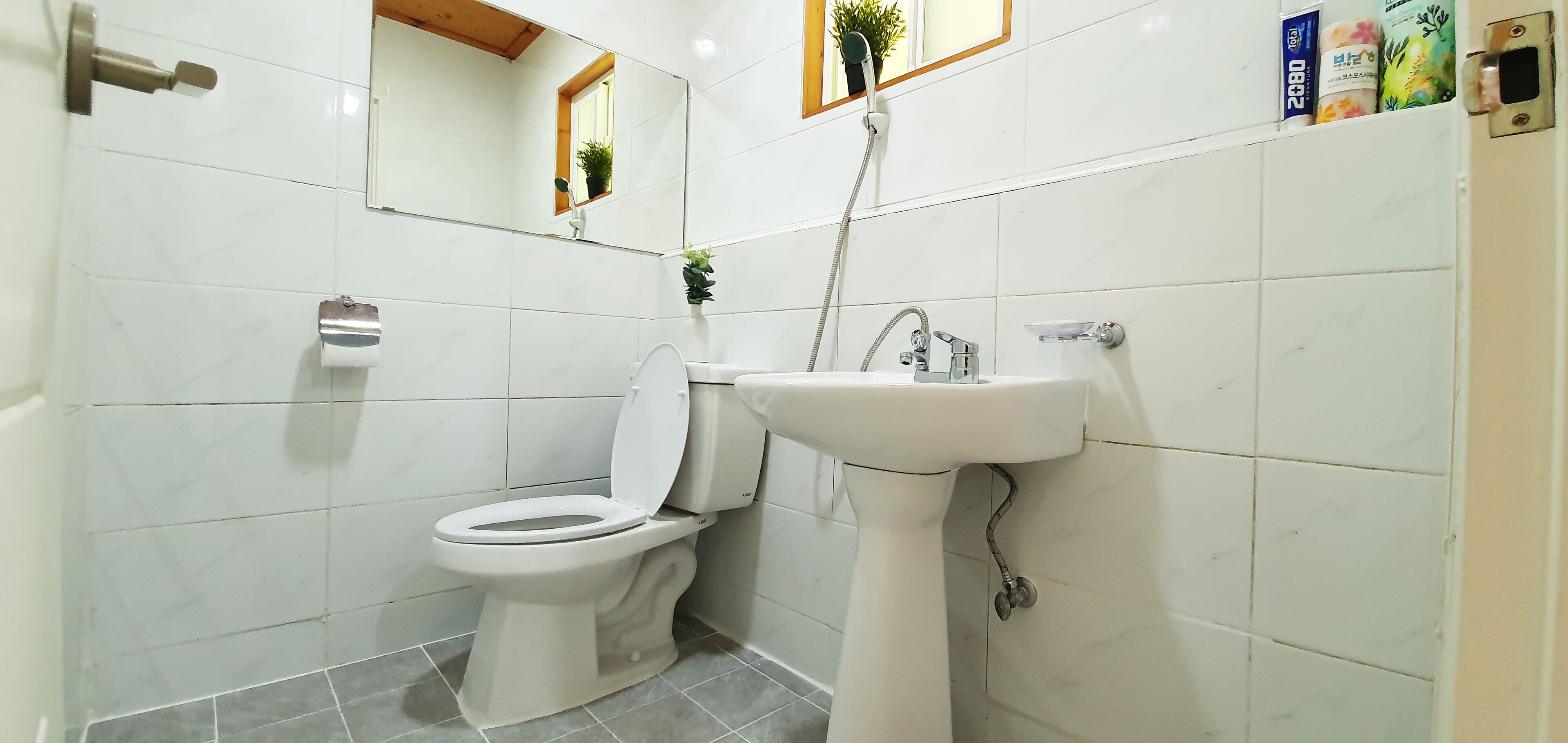 Kamar Standar | Kamar mandi | Shower, perlengkapan kamar mandi ramah lingkungan,  dan pengering rambut