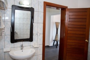 Combined shower/bathtub, towels