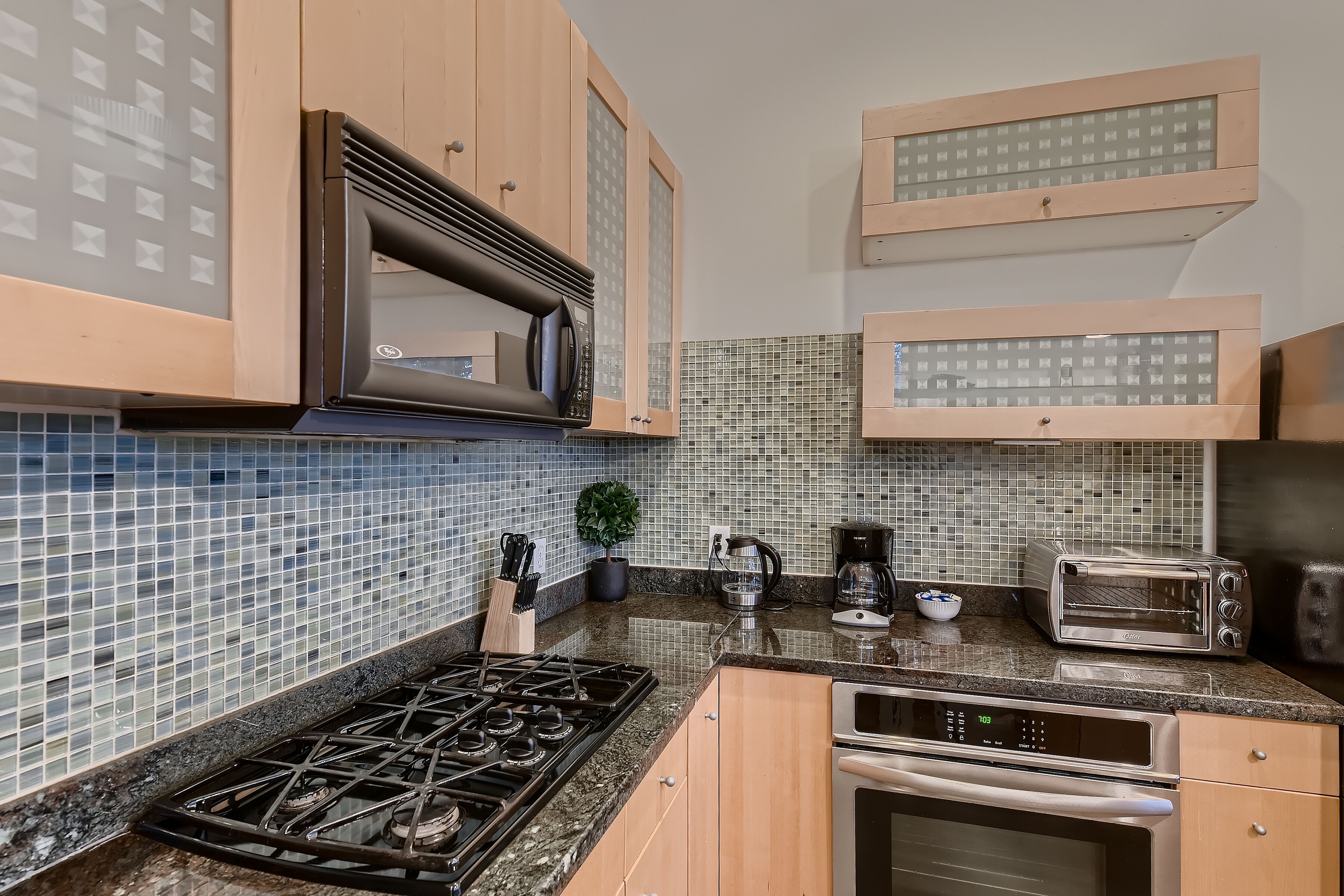 Treetop Townhome - 3 Balconies, Newly Decorated - by PMI Austin Metro