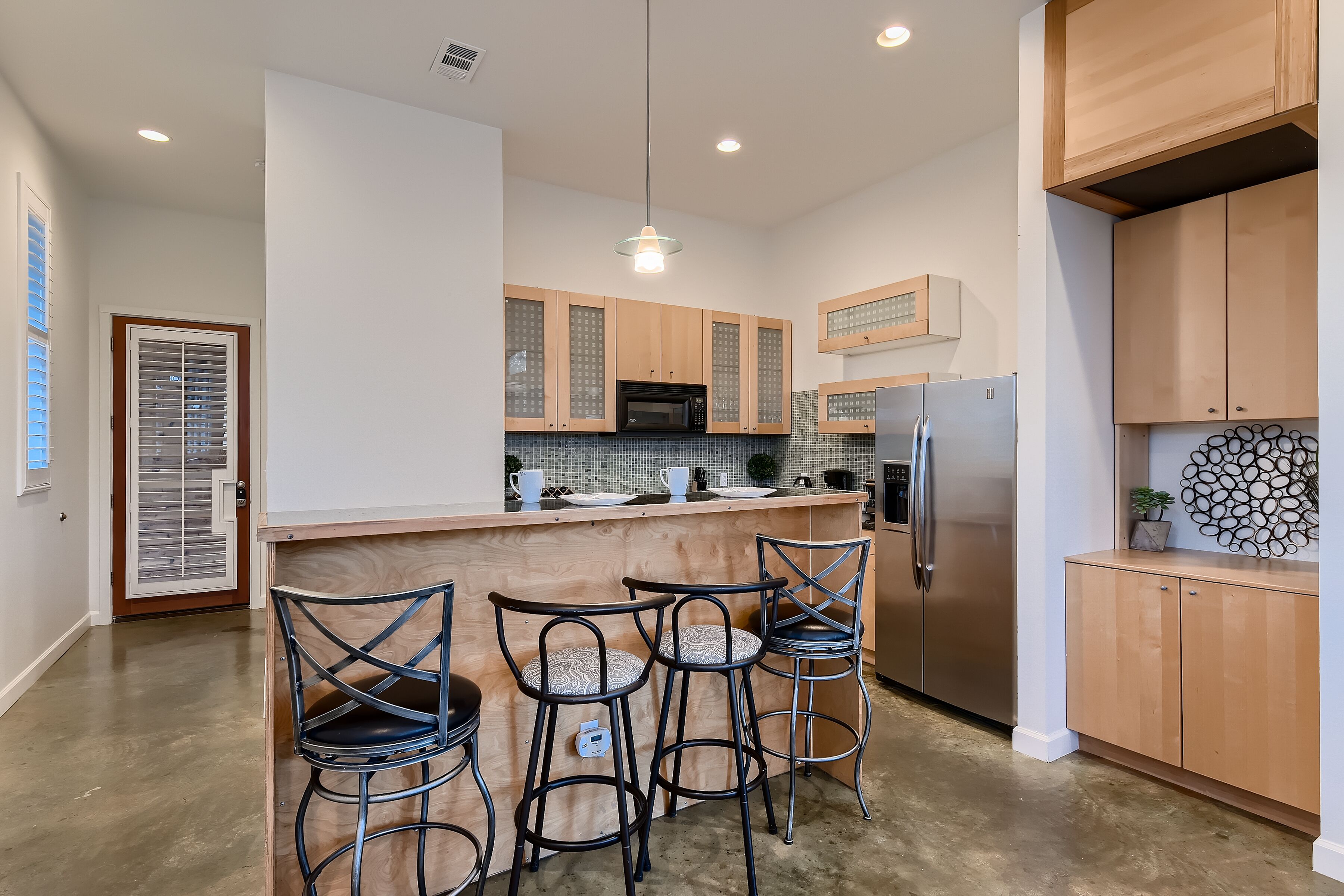 Treetop Townhome - 3 Balconies, Newly Decorated - by PMI Austin Metro