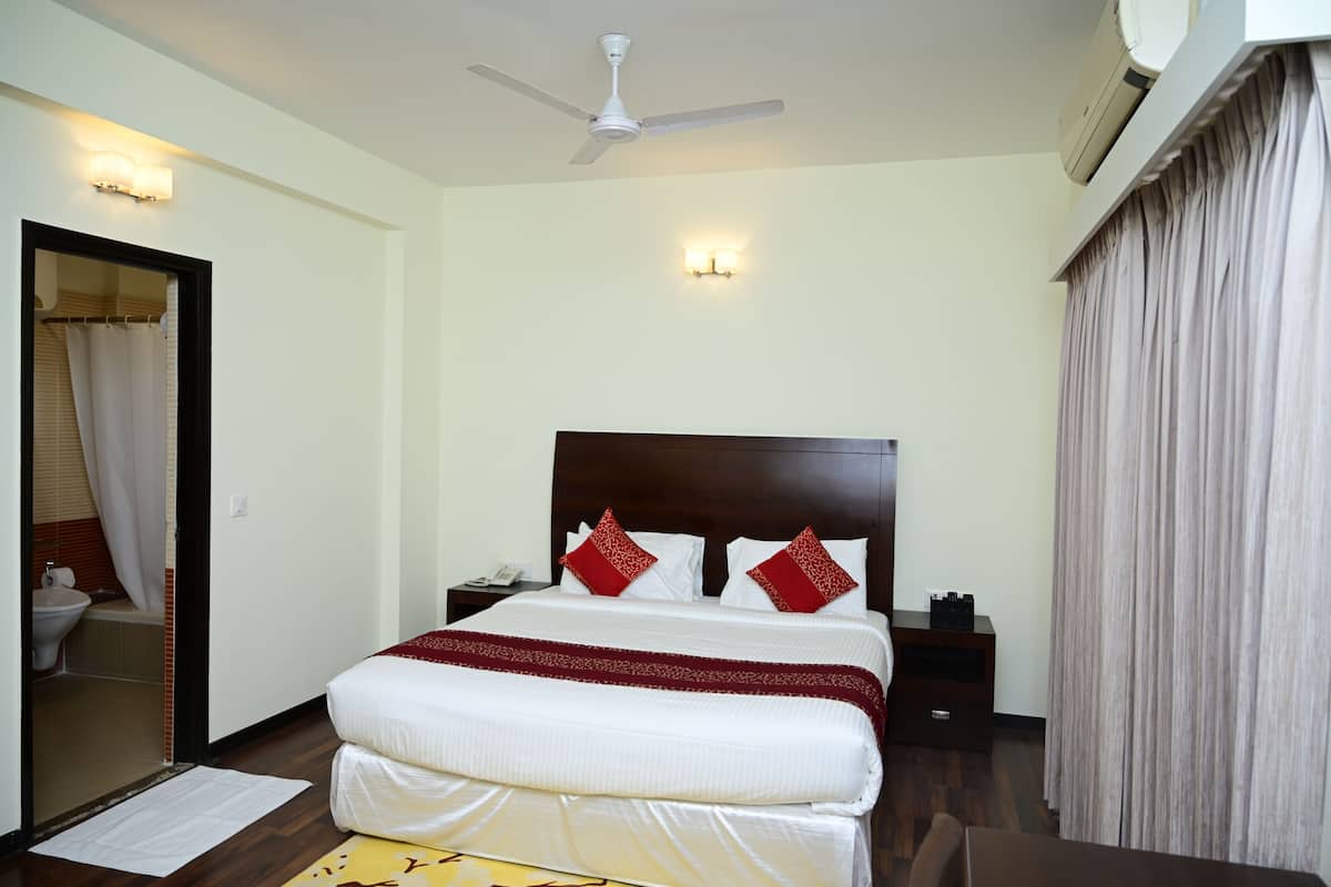 Habitación Club con 1 cama matrimonial o 2 individuales | Ropa de cama de alta calidad, escritorio y insonorización
