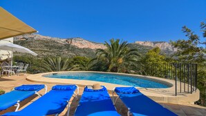 A poolside area with lounge chairs and a view of a mountainous landscape. - Ladera - Jesus Pobre, Costa Blanca (Jesus Pobre)