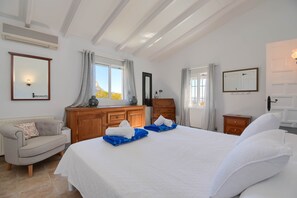 3 chambres, fer et planche à repasser, Wi-Fi gratuit, draps fournis