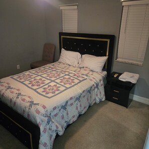 Room - Charming 2-bedroom house in serene Saint Cloud with AC, WiFi (Saint Cloud)