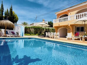 Een verwarmd zwembad