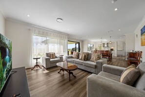Smart TV - Cheerful Holiday House in Hunter Valley (Pokolbin)