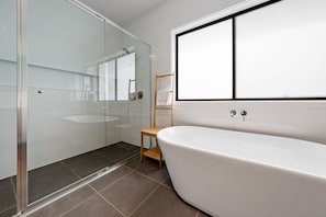 Bathtub, hair dryer, bidet, towels - Cheerful Holiday House in Hunter Valley (Pokolbin)