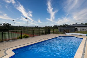 Una piscina al aire libre