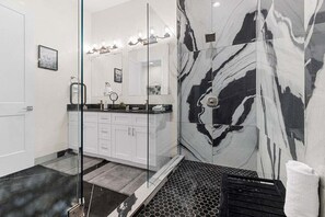 Combined shower/tub, hair dryer, towels