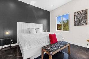 4 bedrooms, desk, iron/ironing board, free WiFi - Mirage: Private Pool + Roof Top Deck + Fire Pit (Hurricane)