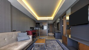 Un salon moderne avec un canapé, une table basse et un téléviseur.