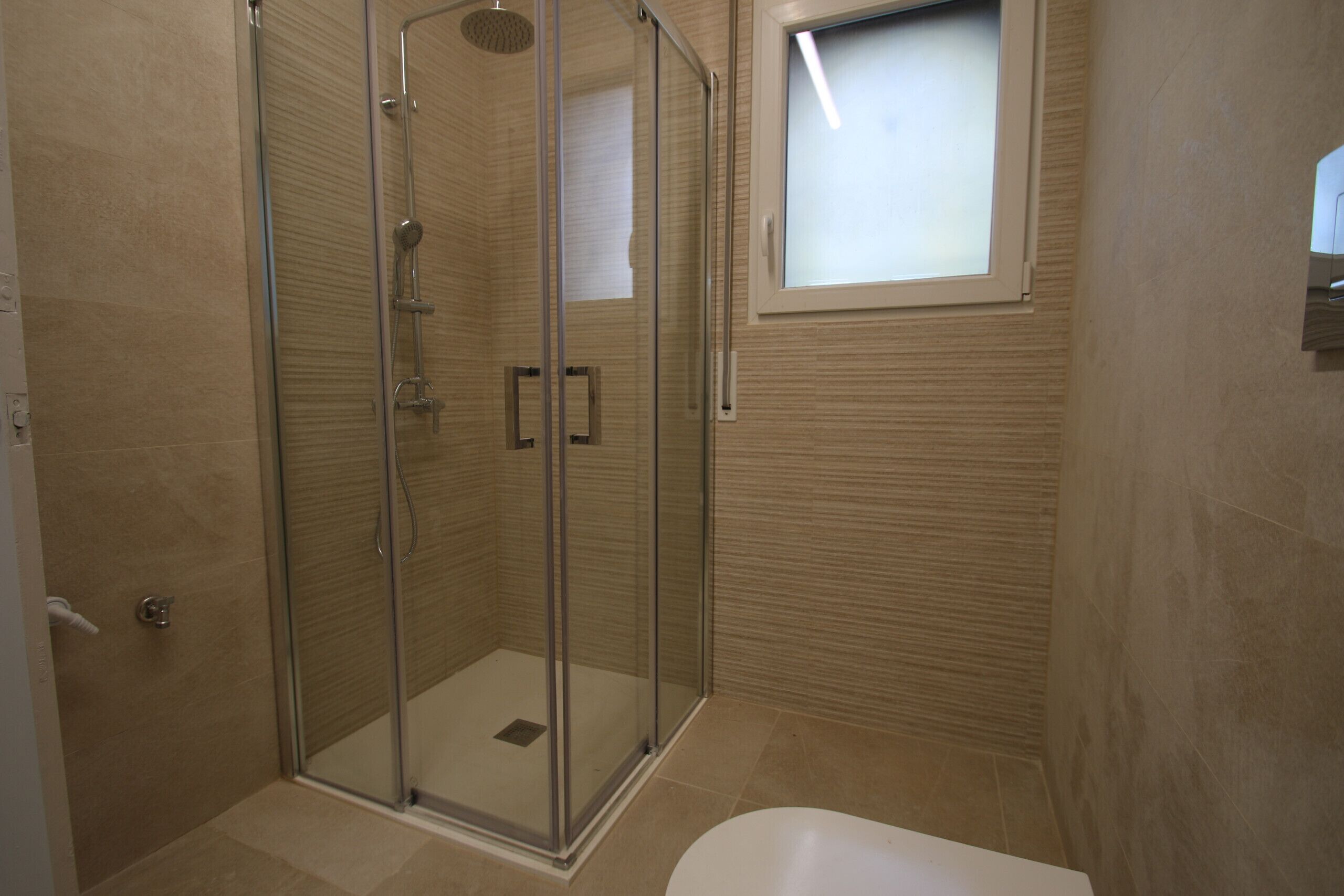 Een douche, handdoeken
