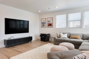 Stadtwohnung, 5 Schlafzimmer | Wohnbereich | Smart-TV, Streaming-Dienste