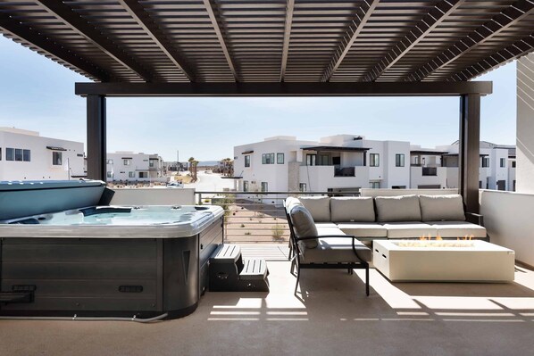 Townhome, 5 Bedrooms | Outdoor spa tub