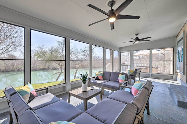 TV, video-game console, books, stereo - 3 Mi to Dtwn! Riverfront Seguin Home w/ Sunroom (Seguin)