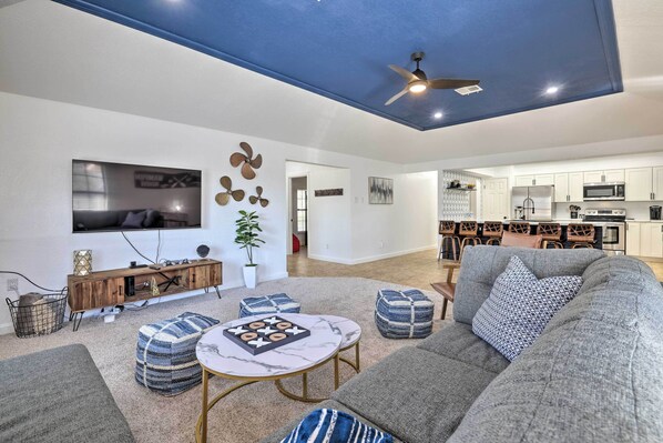 Televisio, videopelikonsoli, kirjoja, stereot