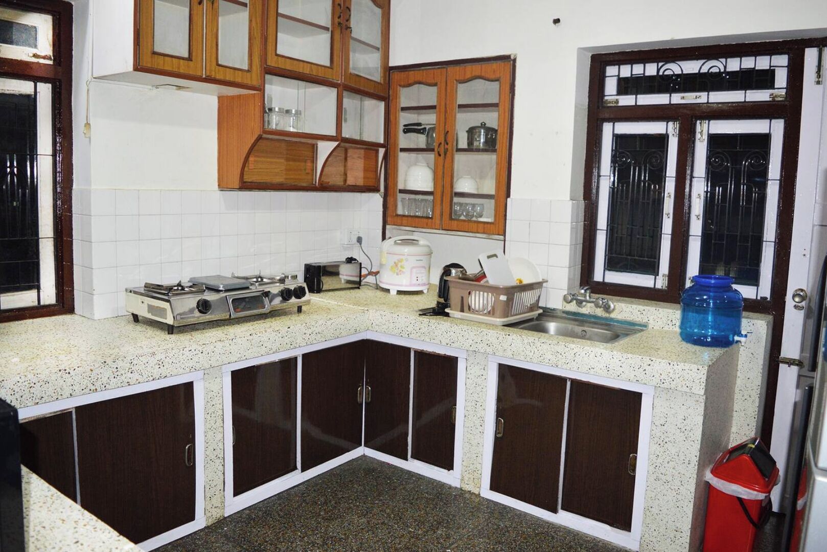 Kjøleskap, mikrobølgeovn, vannkoker og kjøkkenutstyr