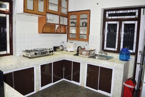 Kühlschrank, Mikrowelle, Wasserkocher, Kochgeschirr/Geschirr/Besteck