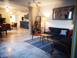 المنشأة من الداخل