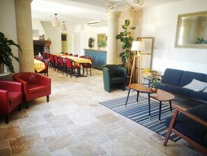 المنشأة من الداخل