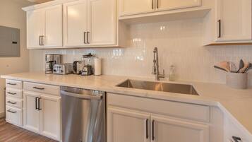 雪櫃、微波爐、焗爐、爐具