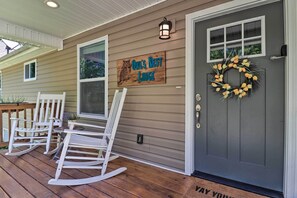 Terrace/patio - Smoky Mountains Leicester Home w/ Deck! (Leicester)