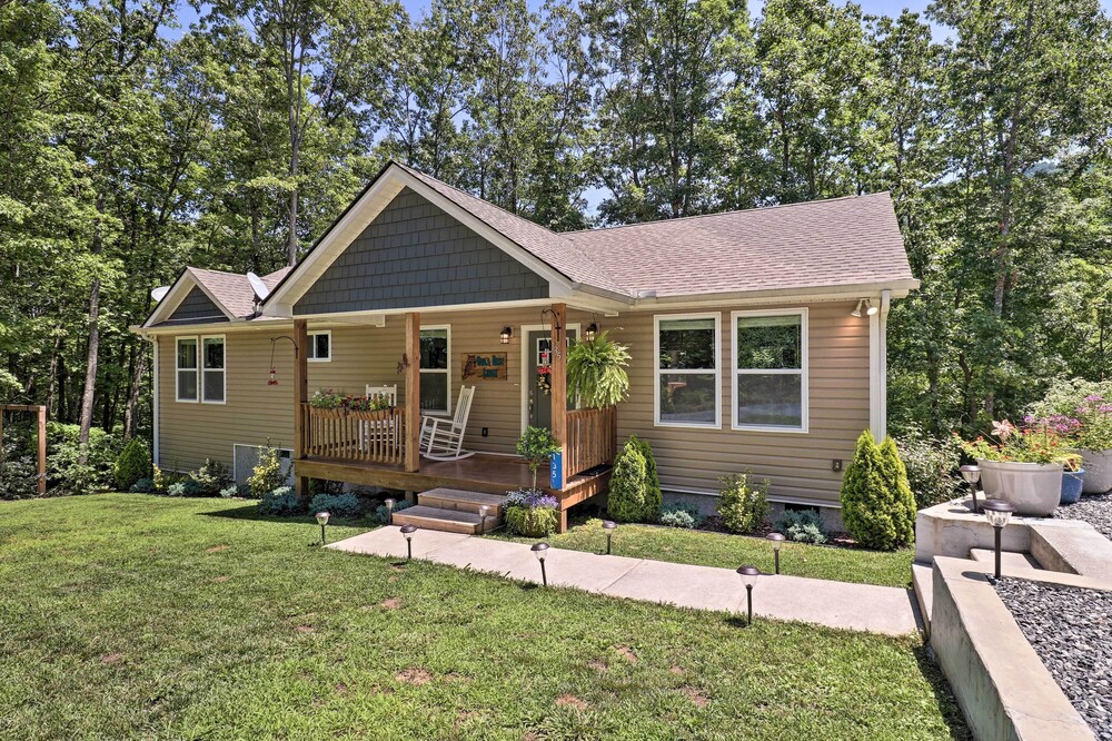 Cute Smoky Mountain Home: Drive to Asheville!