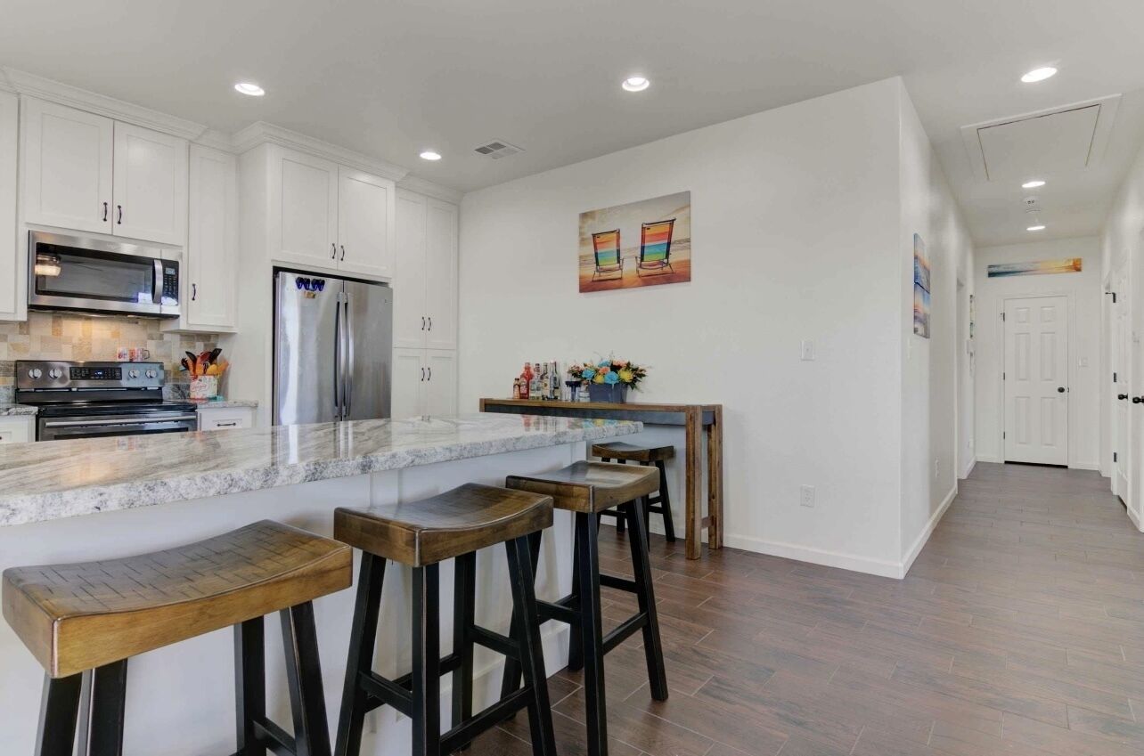 Custom/cozy- beach house, walking distance to beach and everything you need.