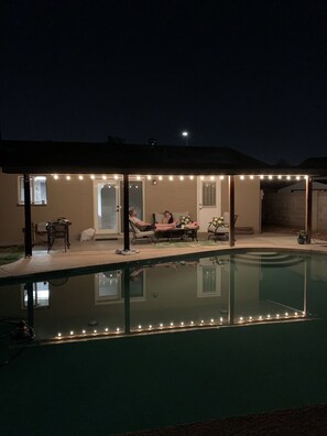 Una piscina al aire libre
