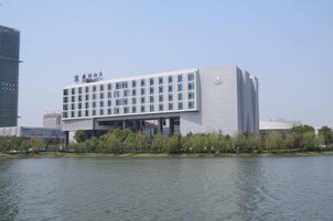 Un edificio moderno con techo plano y varios ventanales.