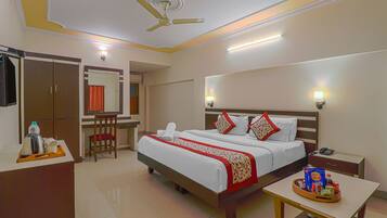 Escritorio, espacio para trabajar con laptop y cortinas blackout