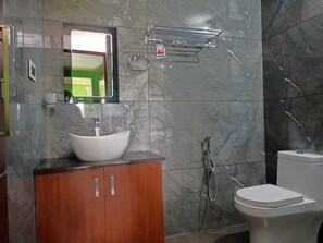 Shower, towels, soap - Agronest Farm Wayanad (Sulthan Bathery)