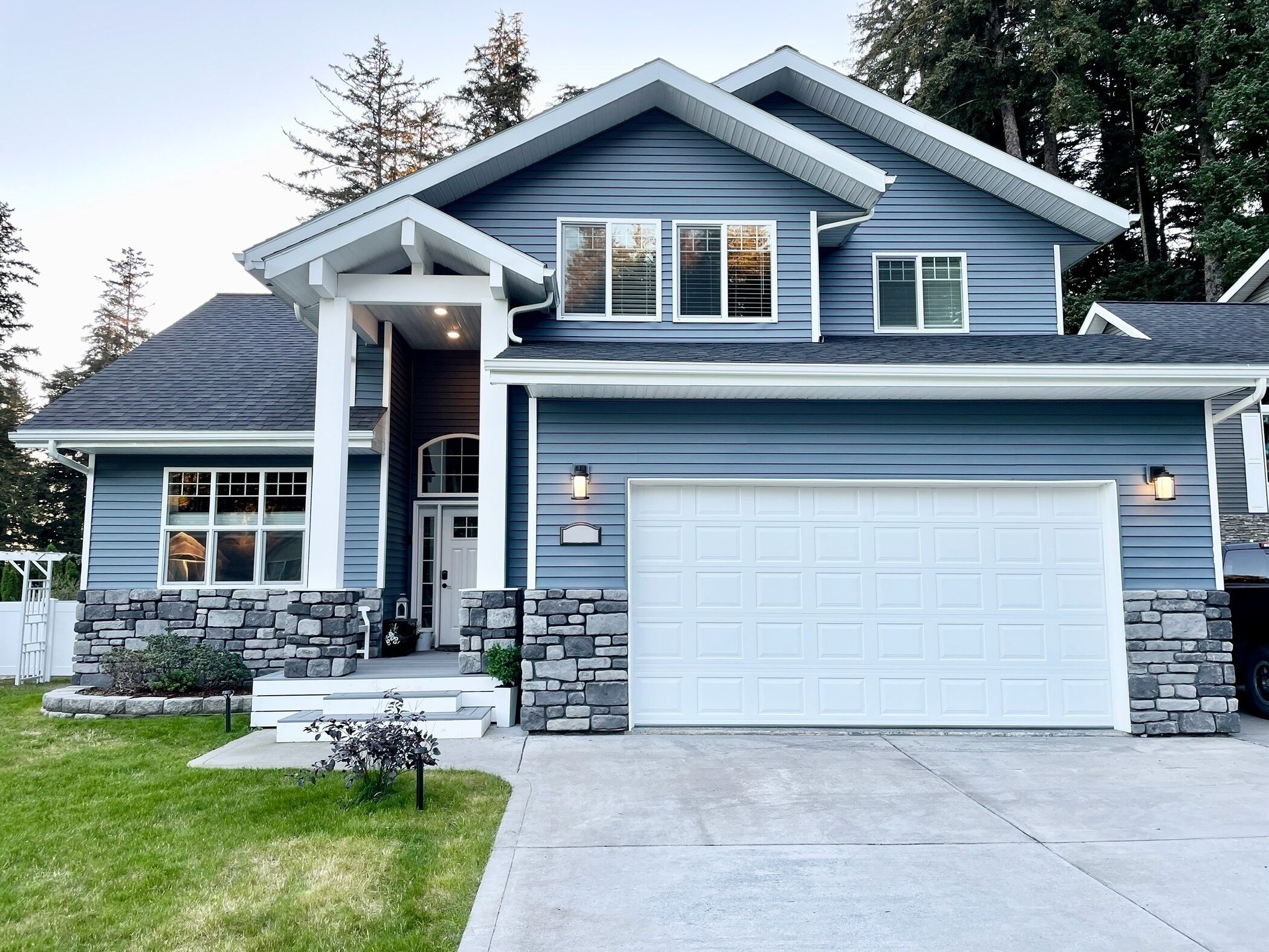 Cozy Juneau Gem: A Winter Magic Paradise with Hot Tub & Stunning Mountain Views