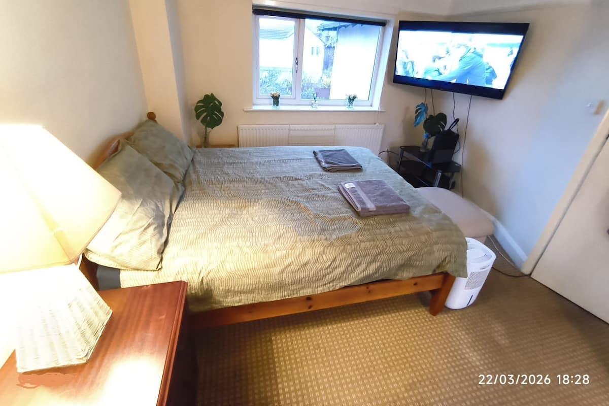 Quarto casal empresarial, 1 cama de casal, para não fumantes | Camas com colchões de espuma com sistema de memória, cortinas blackout