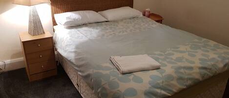 Habitación Premier, 1 cama King size, para no fumadores, 2 baños | Camas con efecto memoria y cortinas blackout