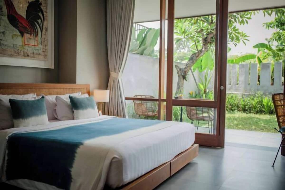 Peralatan tempat tidur premium, bar mini, peti besi dalam bilik, meja