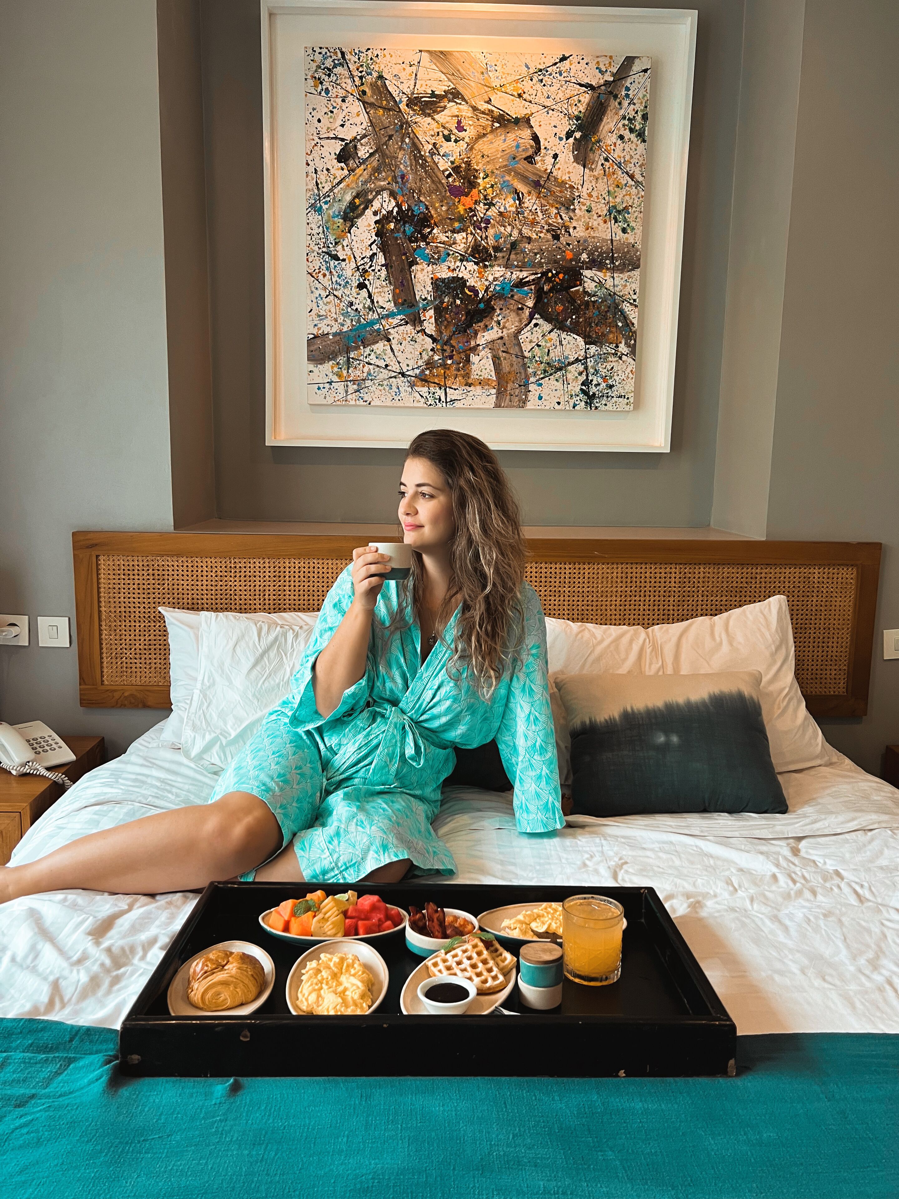 أغطية فراش متميزة وميني بار وخزنة داخل الغرفة ومكتب