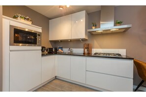 Réfrigérateur, micro-ondes, plaque de cuisson, lave-vaisselle