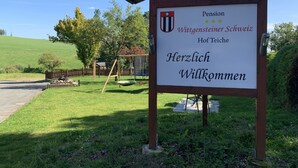 A welcome sign for a pension named Wittgensteiner Schweiz Hof Teiche. - Pension Wittgensteiner Schweiz (Bad Berleburg)