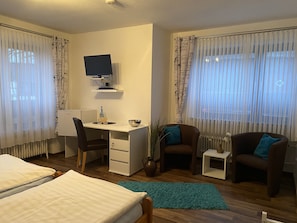 Double Room | Desk, soundproofing, free WiFi, bed sheets - Pension Wittgensteiner Schweiz (Bad Berleburg)