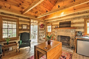 Interior - Numerous On-Site Trails: Earlysville Wooded Cabin (Earlysville)