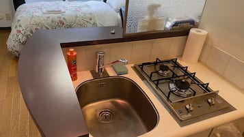 標準單人房 | 私人廚房 | 大型雪櫃/冰箱、微波爐、爐具、電熱水壺