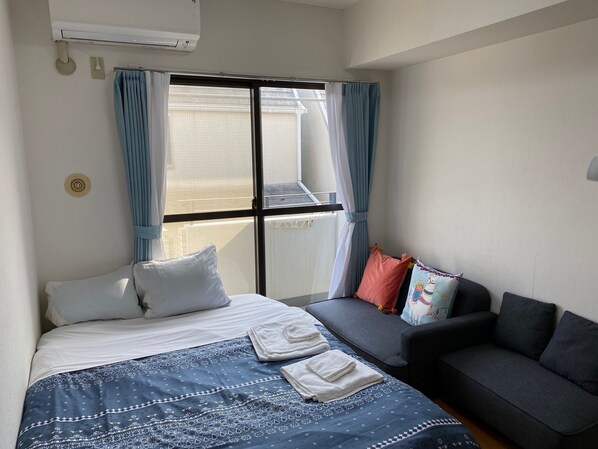 Chambre de base | Décor unique, ameublement unique, bureau