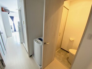 Standard-Studio | Badezimmer | Duschwanne, Haartrockner, Hausschuhe, Handtücher