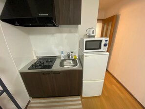 Basic Studio | Private kitchen | Full-size fridge, microwave, stovetop, electric kettle - White Terrace Sakurashinmachi (Tokyo)